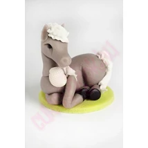 szürke fekvő ló szürke fekvő ló